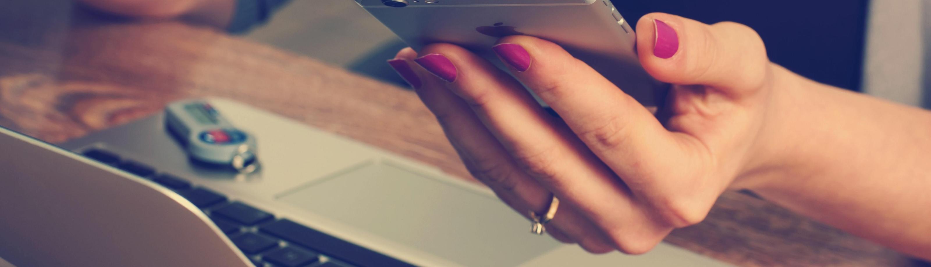 Foto vrouw hand dekstop