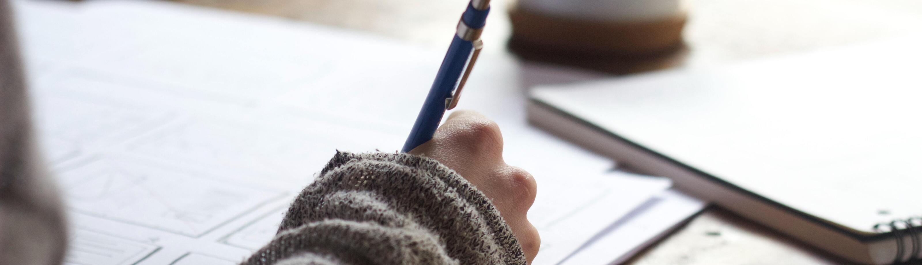 Vrouw die schrijft